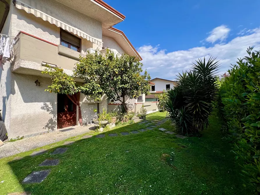 Immagine 41 di Villa in vendita  a Massa