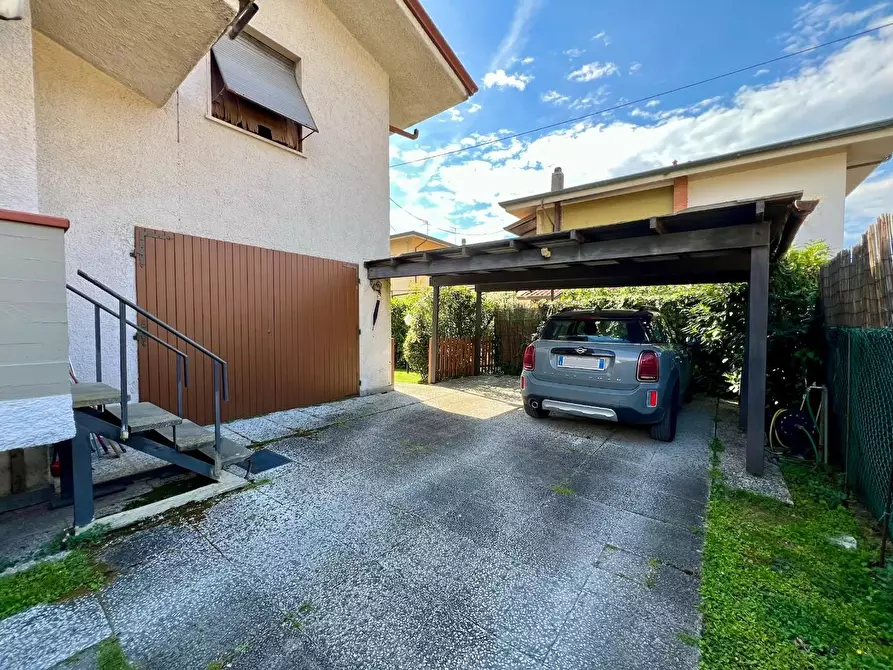 Immagine 38 di Villa in vendita  a Massa