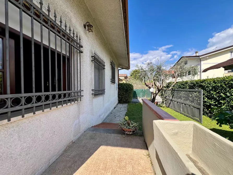 Immagine 37 di Villa in vendita  a Massa