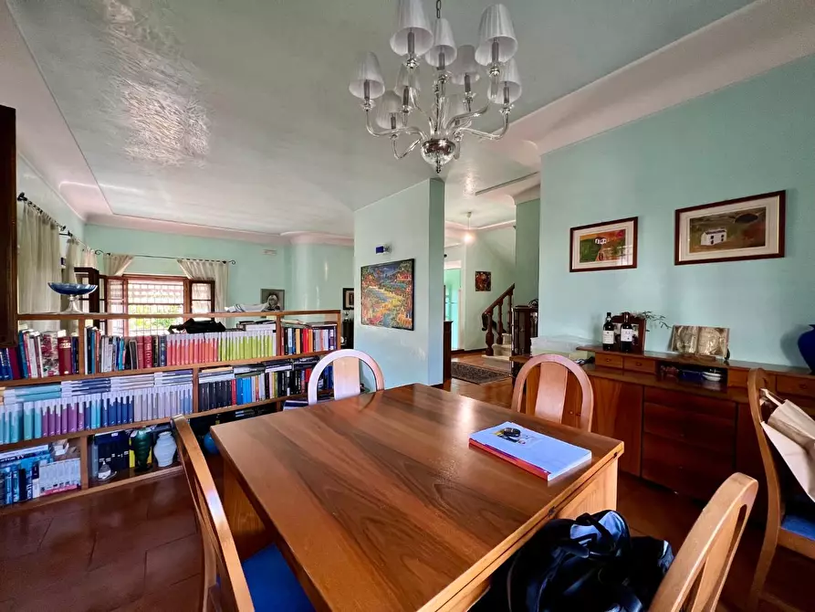 Immagine 9 di Villa in vendita  a Massa