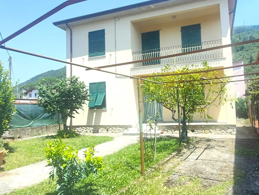 Immagine 2 di Casa indipendente in vendita  a Massa