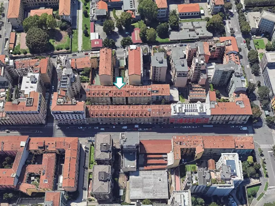 Immagine 2 di Magazzino in vendita  a Milano