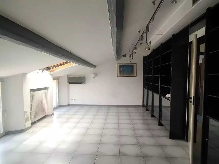 Immagine 21 di Mansarda in vendita  a Massa