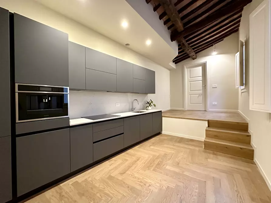 Immagine 4 di Appartamento in vendita  a Lucca