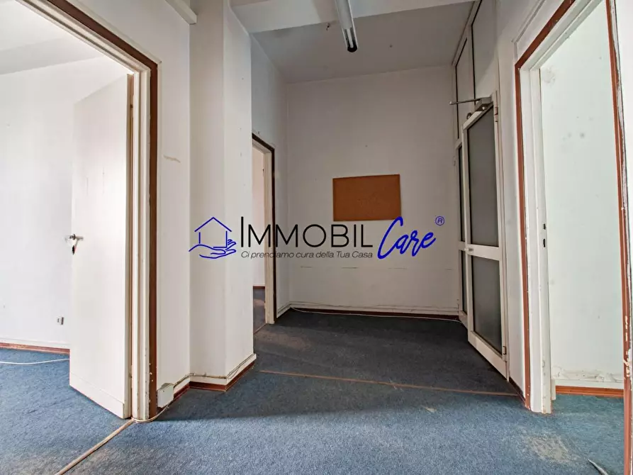Immagine 6 di Ufficio in vendita  a Livorno