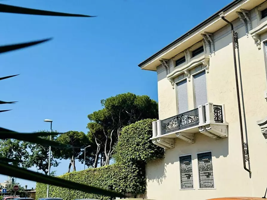 Immagine 3 di Villa in vendita  a Carrara