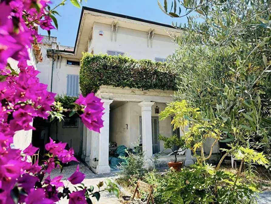 Immagine 1 di Villa in vendita  a Carrara