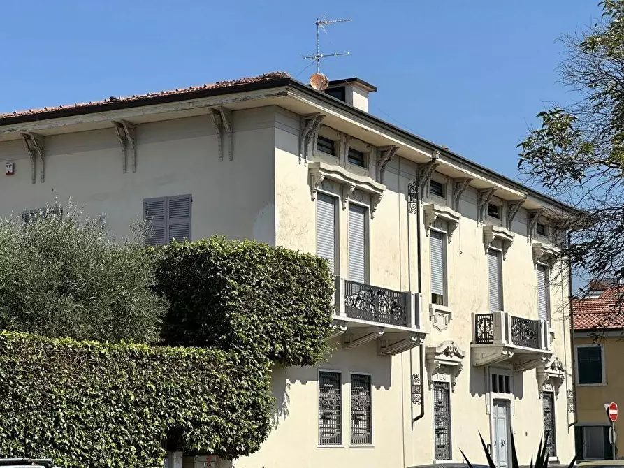 Immagine 2 di Villa in vendita  a Carrara