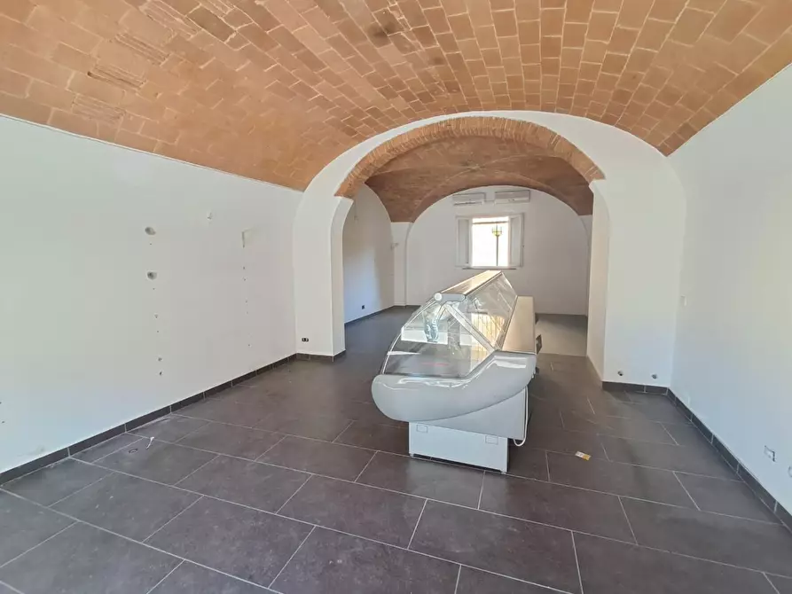 Immagine 2 di Negozio in affitto  a Pontedera
