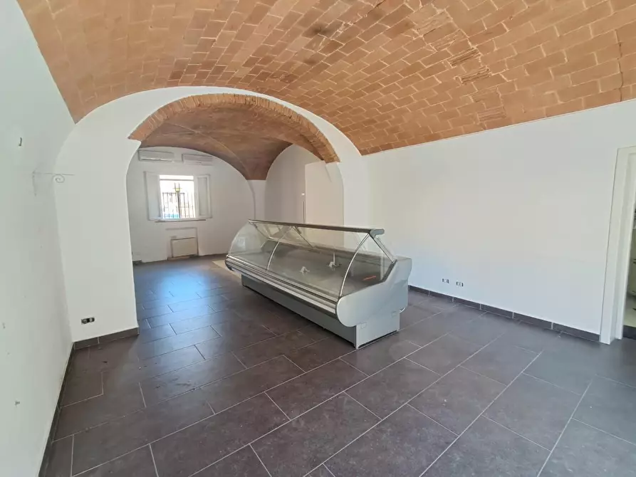 Immagine 1 di Negozio in affitto  a Pontedera