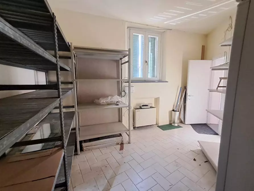 Immagine 4 di Negozio in affitto  a Pontedera