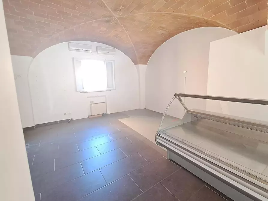 Immagine 3 di Negozio in affitto  a Pontedera