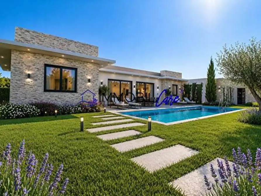 Immagine 1 di Villa in vendita  a Livorno