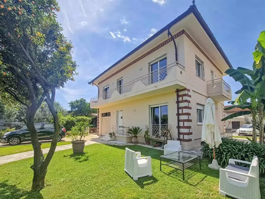 Immagine 1 di Villa in affitto  a Pietrasanta