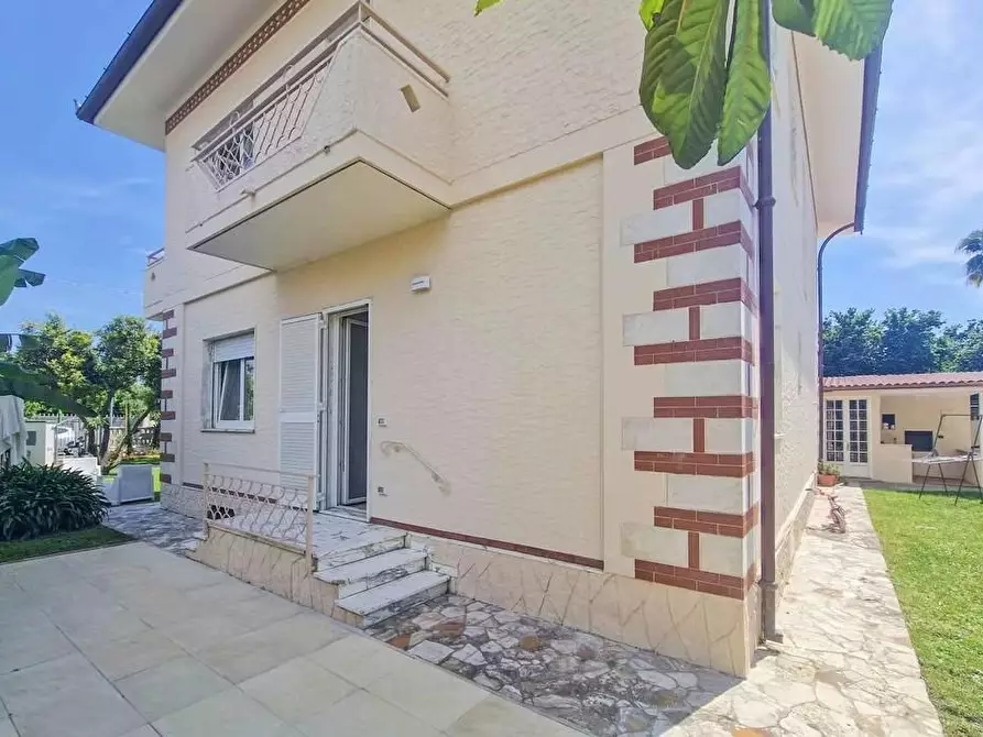 Immagine 4 di Villa in affitto  a Pietrasanta