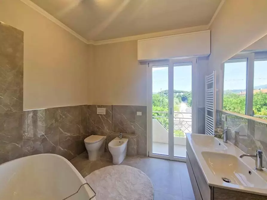 Immagine 34 di Villa in affitto  a Pietrasanta