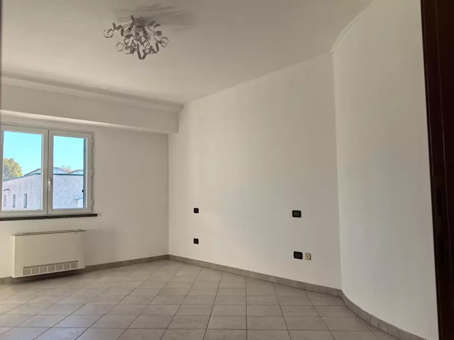 Immagine 13 di Ufficio in affitto  a Calcinaia