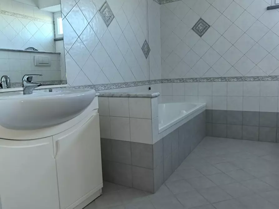 Immagine 9 di Ufficio in affitto  a Calcinaia