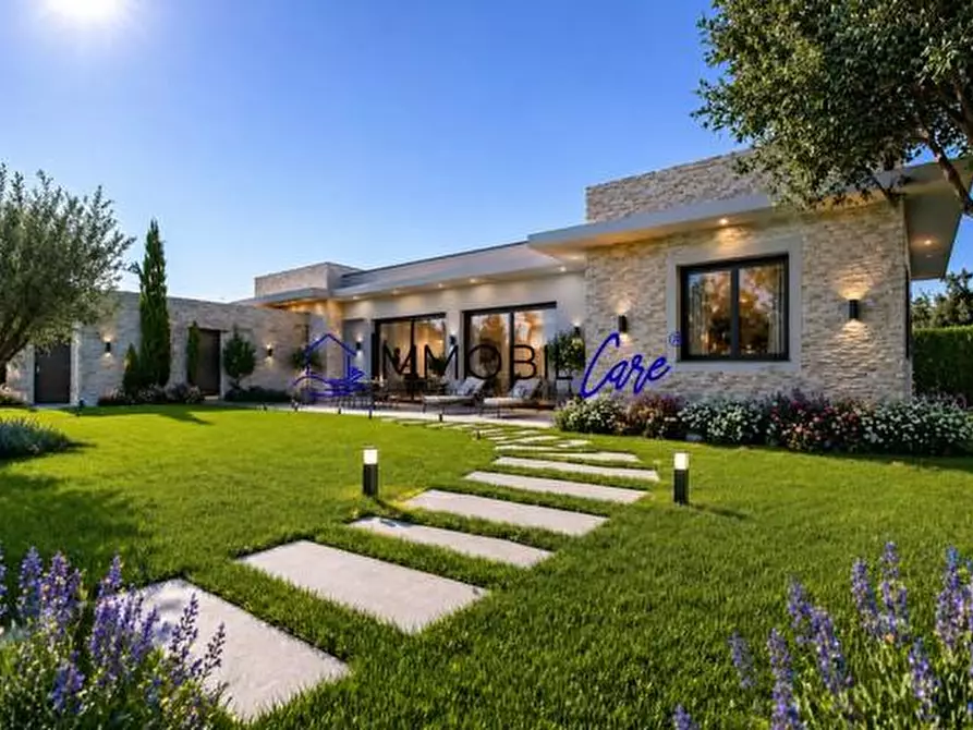 Immagine 1 di Villa in vendita  a Livorno