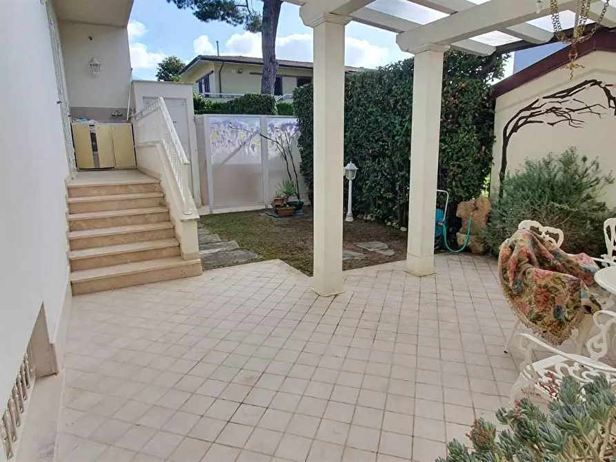 Immagine 3 di Casa bifamiliare in vendita  a Montignoso