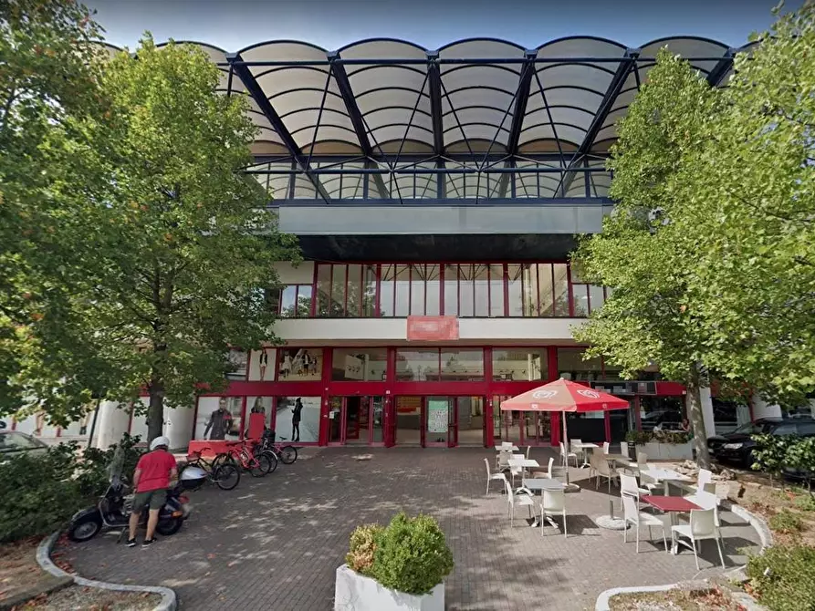 Immagine 1 di Negozio in vendita  a Legnano