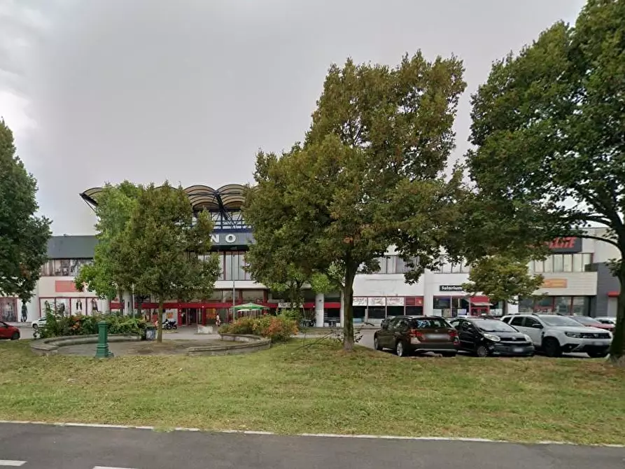 Immagine 2 di Negozio in vendita  a Legnano