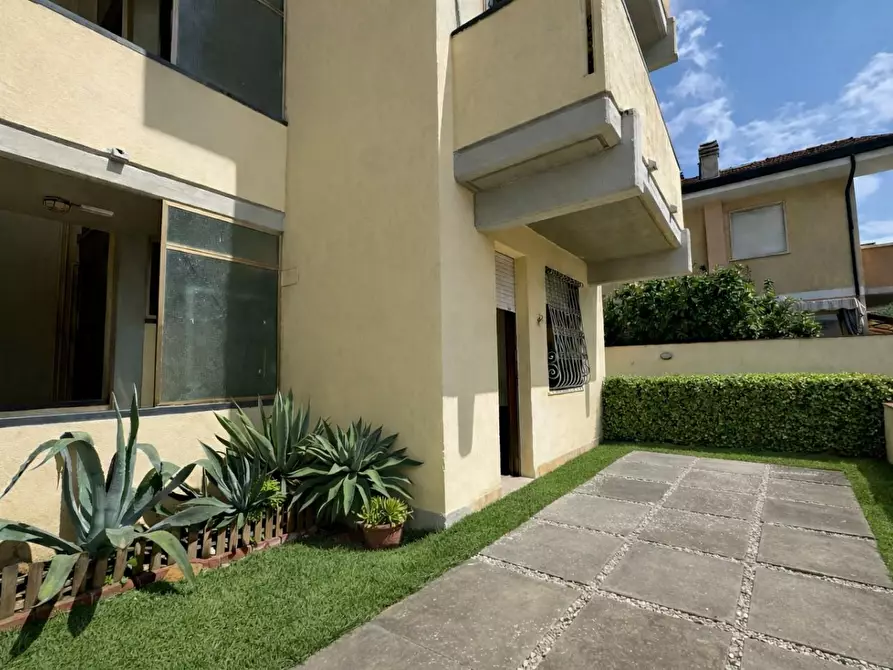 Immagine 1 di Appartamento in vendita  a Viareggio