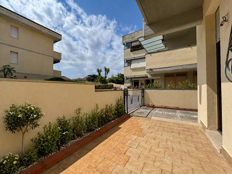 Immagine 4 di Appartamento in vendita  a Viareggio