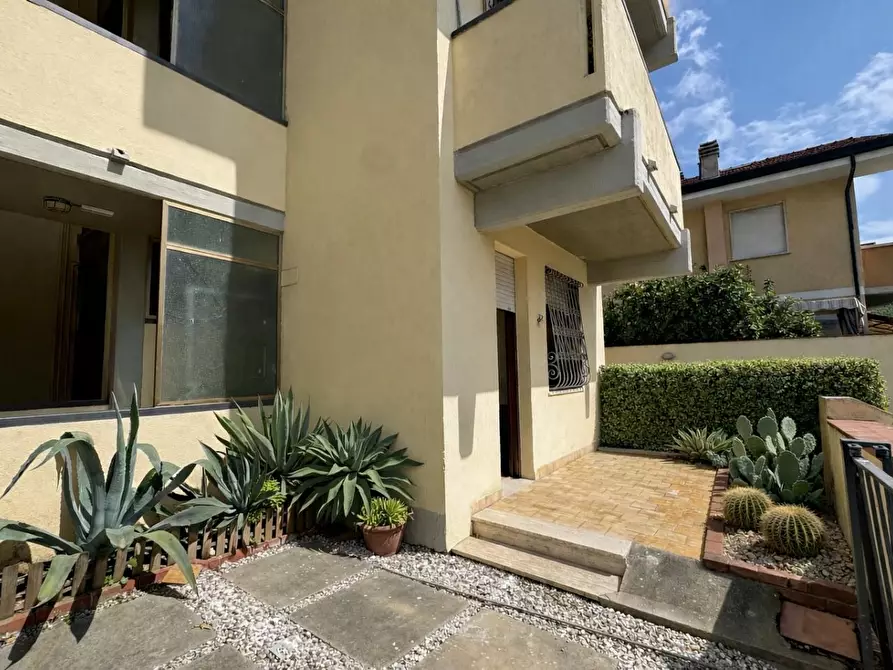 Immagine 17 di Appartamento in vendita  a Viareggio