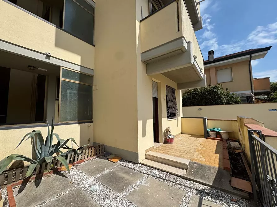 Immagine 2 di Appartamento in vendita  a Viareggio
