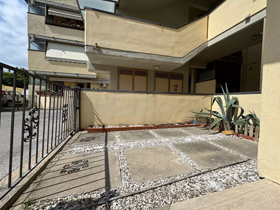 Immagine 19 di Appartamento in vendita  a Viareggio
