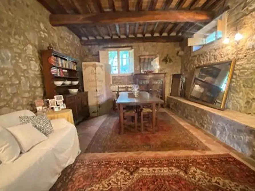 Immagine 4 di Rustico / casale in vendita  a Lucca