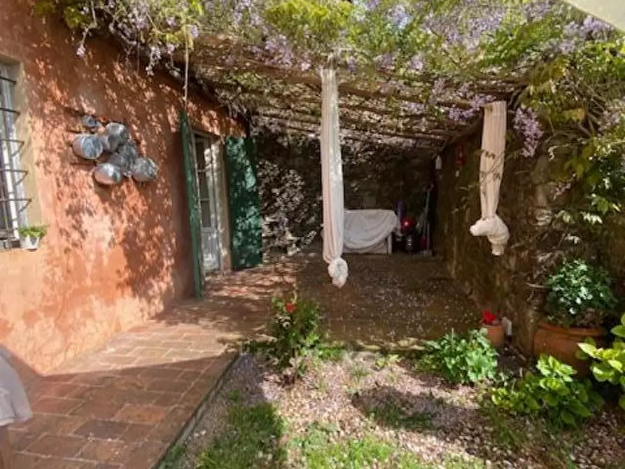 Immagine 1 di Rustico / casale in vendita  a Lucca