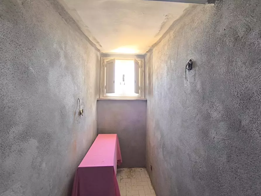 Immagine 2 di Magazzino in vendita  a Siena