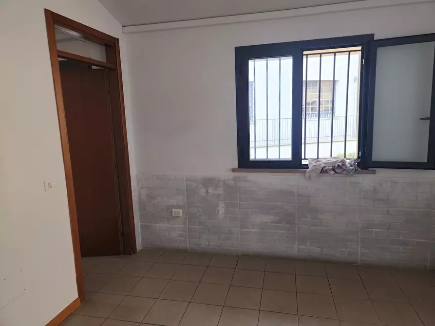 Immagine 5 di Locale commerciale in affitto  a Santa Maria A Monte