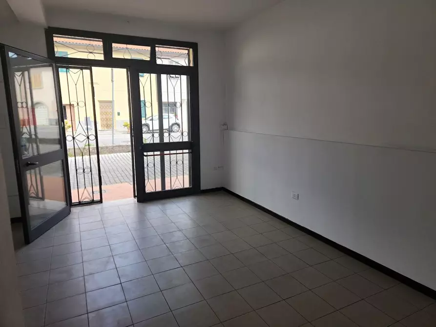 Immagine 1 di Locale commerciale in affitto  a Santa Maria A Monte