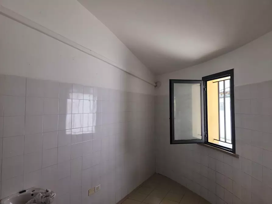 Immagine 7 di Locale commerciale in affitto  a Santa Maria A Monte