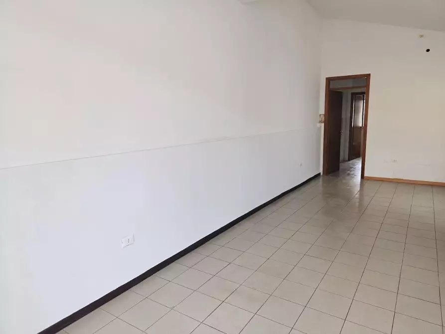 Immagine 2 di Locale commerciale in affitto  a Santa Maria A Monte