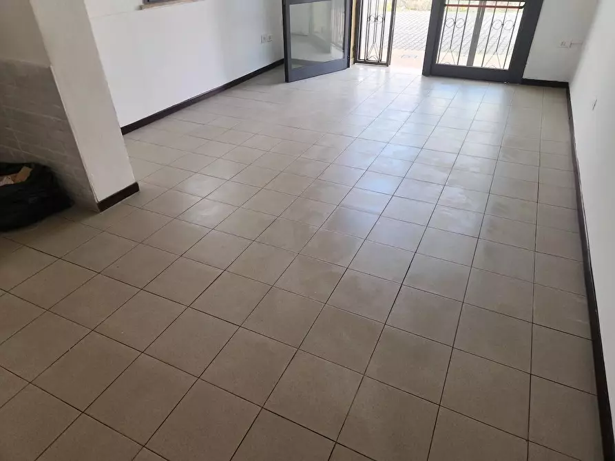 Immagine 3 di Locale commerciale in affitto  a Santa Maria A Monte