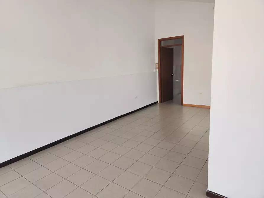 Immagine 4 di Locale commerciale in affitto  a Santa Maria A Monte