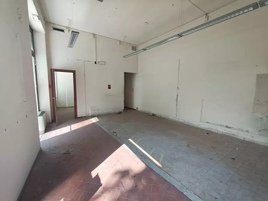 Immagine 8 di Locale commerciale in vendita  a Barga