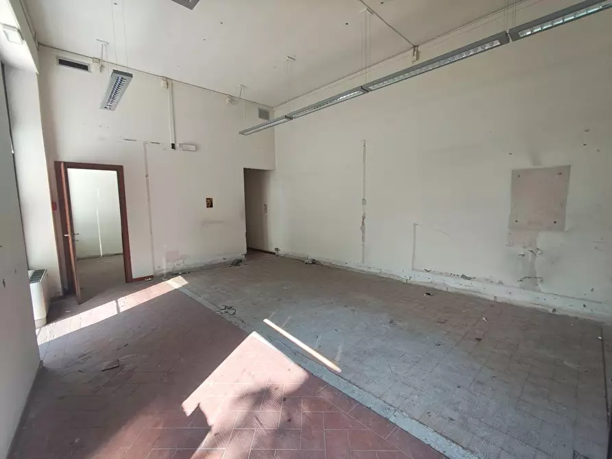 Immagine 7 di Locale commerciale in vendita  a Barga