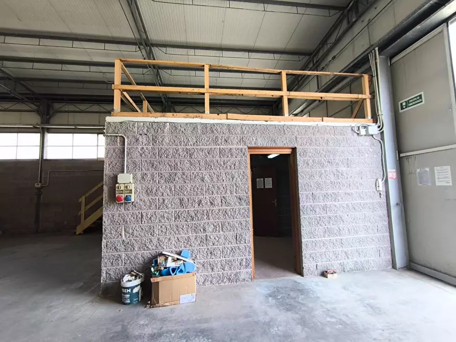 Immagine 18 di Attività artigianale in affitto  a Carrara