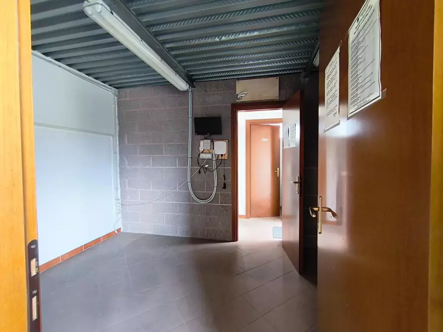 Immagine 5 di Attività artigianale in affitto  a Carrara
