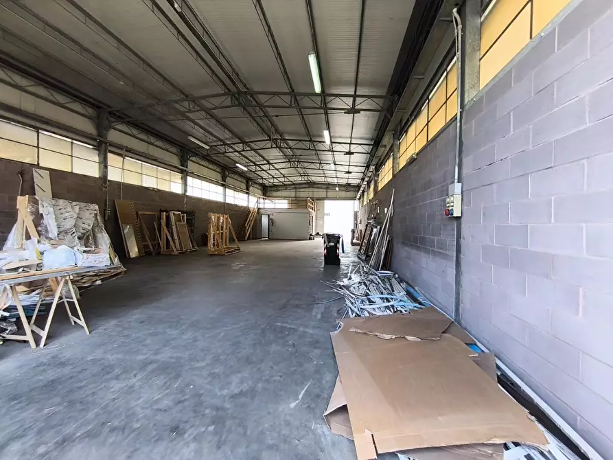 Immagine 7 di Attività artigianale in affitto  a Carrara