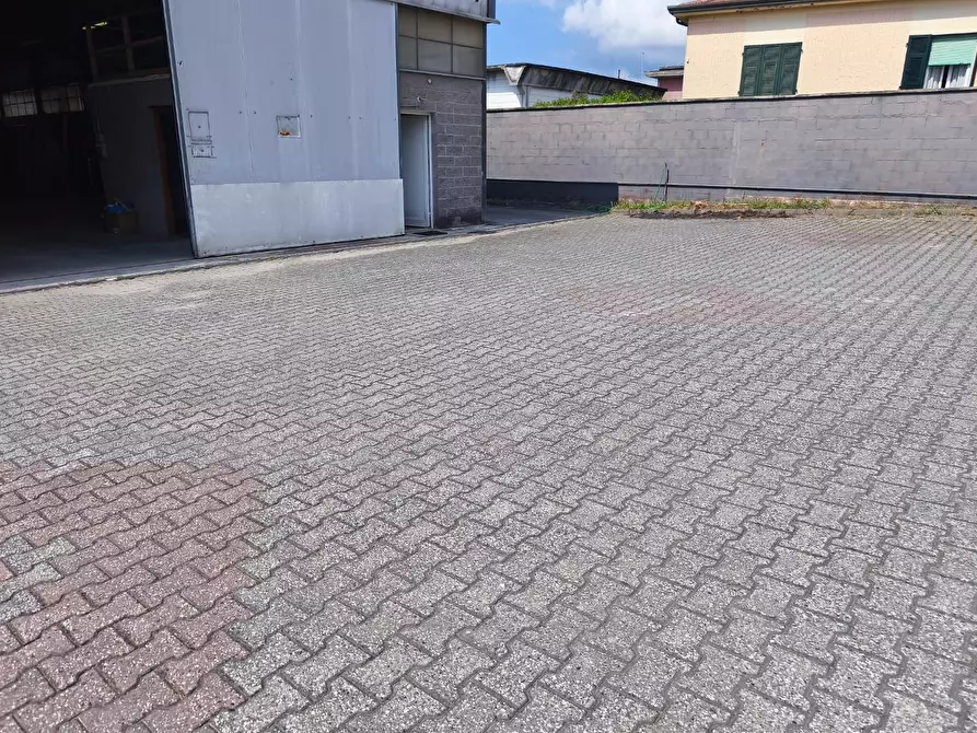 Immagine 2 di Attività artigianale in affitto  a Carrara