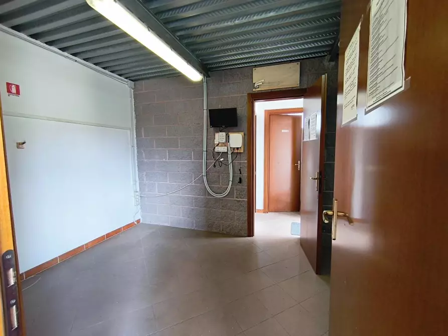 Immagine 8 di Attività artigianale in affitto  a Carrara