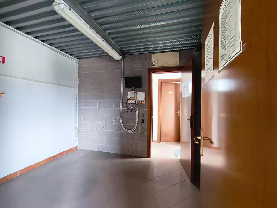 Immagine 16 di Attività artigianale in affitto  a Carrara