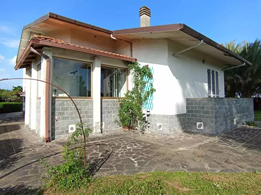 Immagine 2 di Villa in vendita  a Pisa