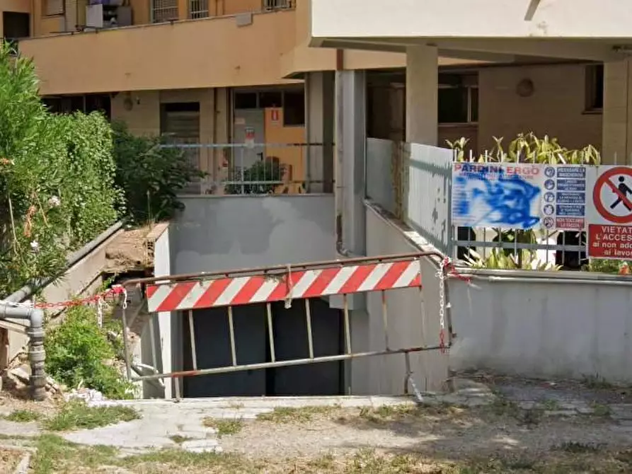 Immagine 4 di Garage in vendita  a Pisa